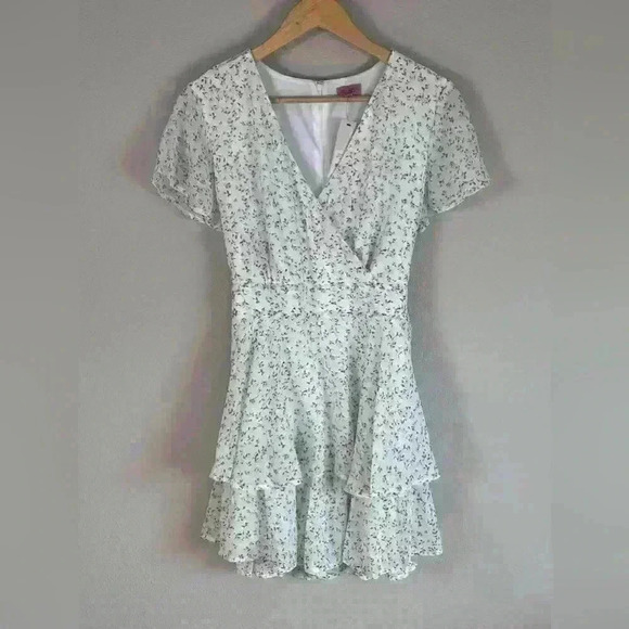 Mi Ami Floral Tiered Ruffle V Neck Romper From Francesca's Women's Medium NWT - Picture 1 of 13